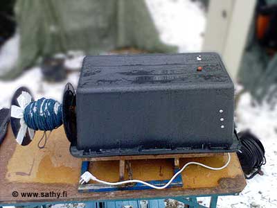 Petojahti-laite, Beast Catching Machine. Kotelon sis&auml;ll&auml; on 2 kW s&auml;hk&ouml;moottori ja ohjauslogiikka. Moottori on ripustettu keinuvaan runkoon. Vasemmalla n&auml;kyy kela, johon vieheen naru kelautuu. Petojahdissa bulldoggit, amerikanbulldoggit, amerikanpitbullterrieri ja vanhaenglannin bulldoggit yritt&auml;v&auml;t pyydyst&auml;&auml; pakenevaa isoa viehett&auml;.